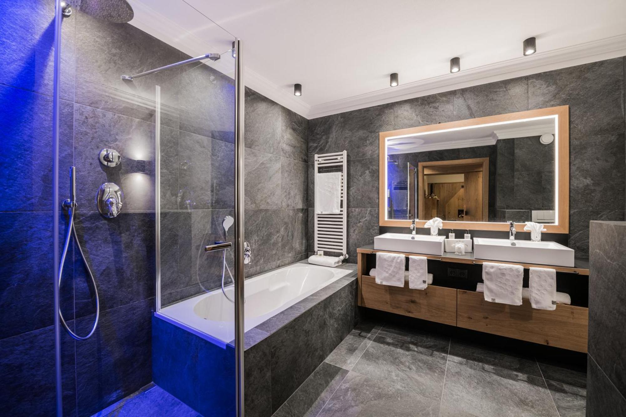 Majestic - Unique Spa Resort Bruneck Exteriör bild